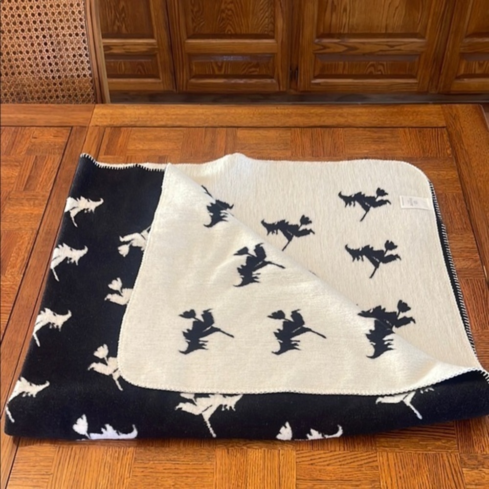DOCOFIL REVERSIBLE Black and White FLYING WITCH Blanket